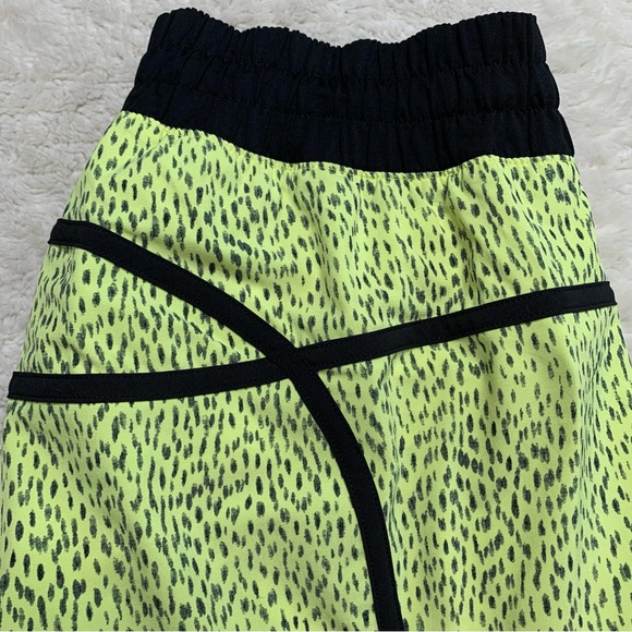 Lululemon Tracker Short III 4-way Stretch Dottie Dash Clarity Yellow Black Sz 6 - Picture 3 of 9